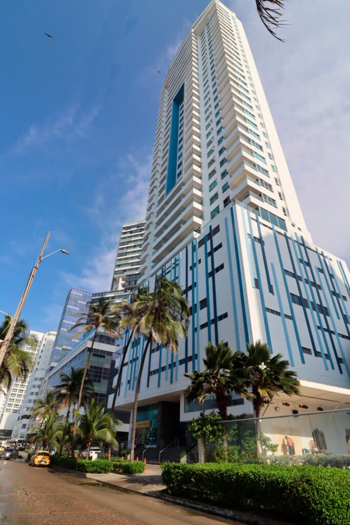 Edificio Palmetto Beach sobre la avenida El Malecon Cartagena